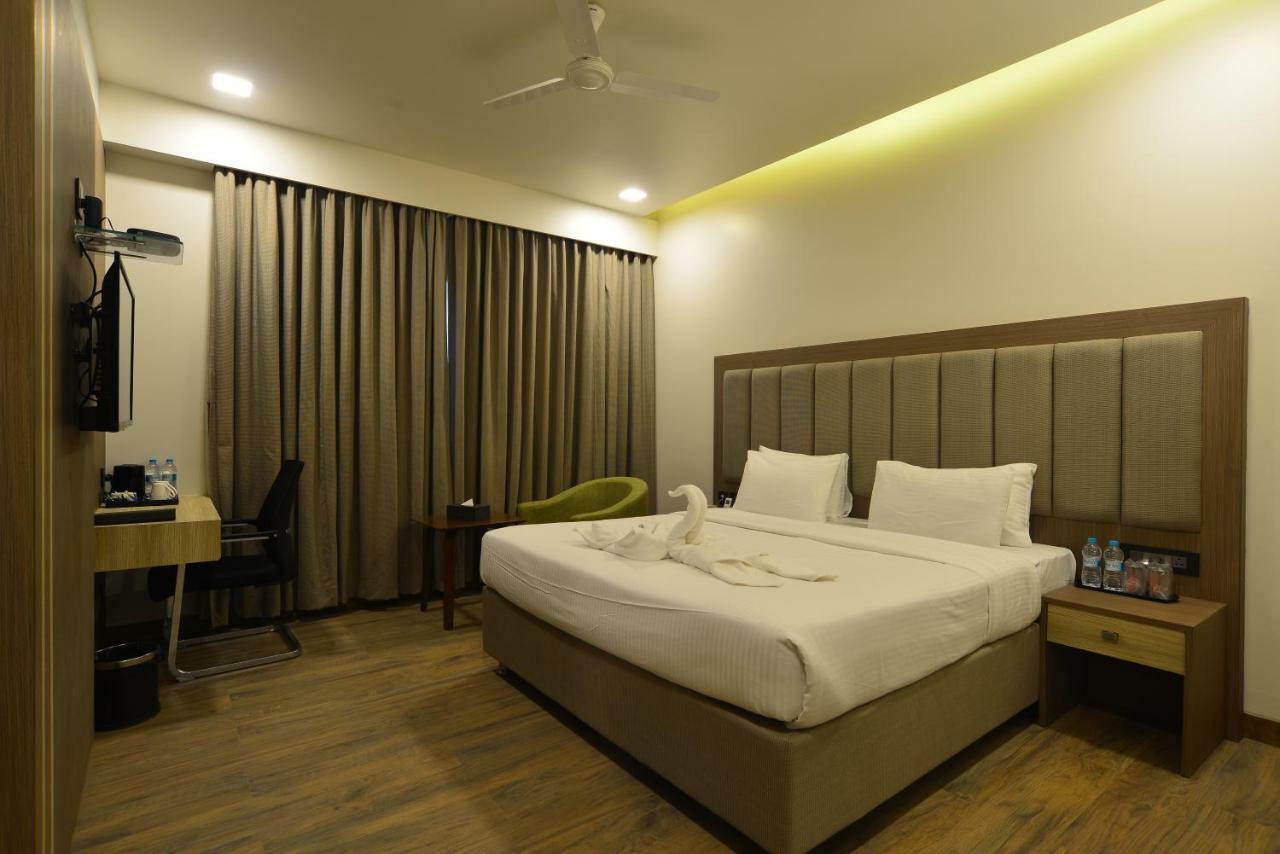 Hotel Jhankar Palace Dhule Exterior photo