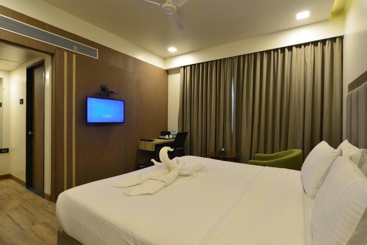 Hotel Jhankar Palace Dhule Exterior photo