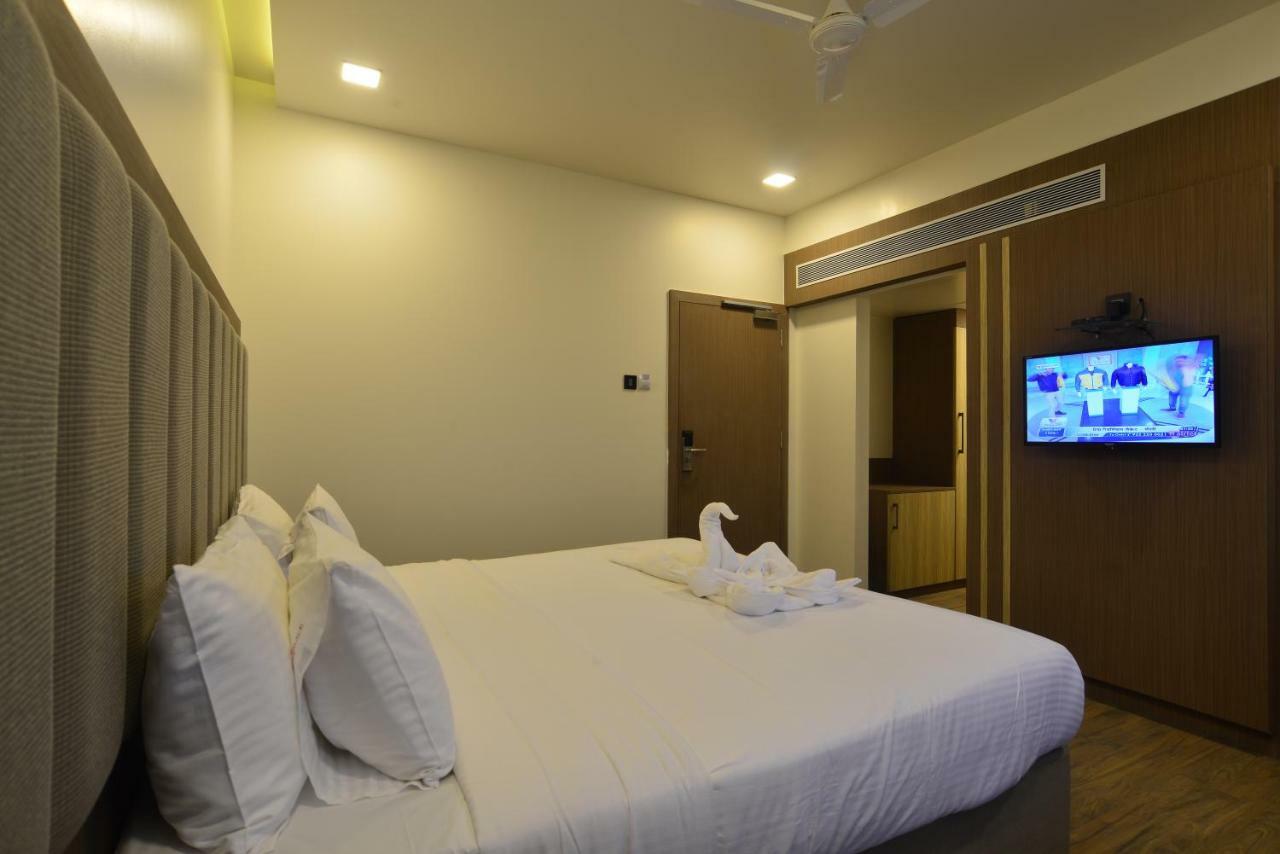 Hotel Jhankar Palace Dhule Exterior photo
